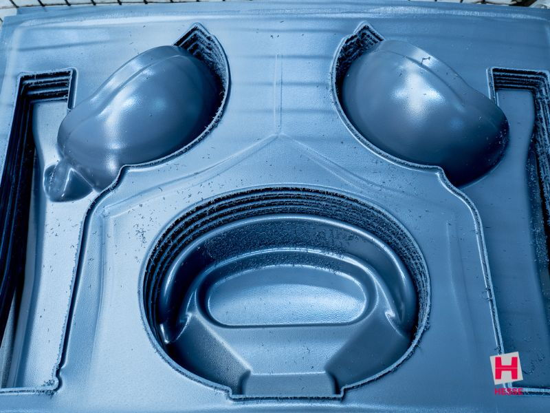 Thermogeformte Kunststoffteile mit CNC-gefrästen Bauteilkonturen