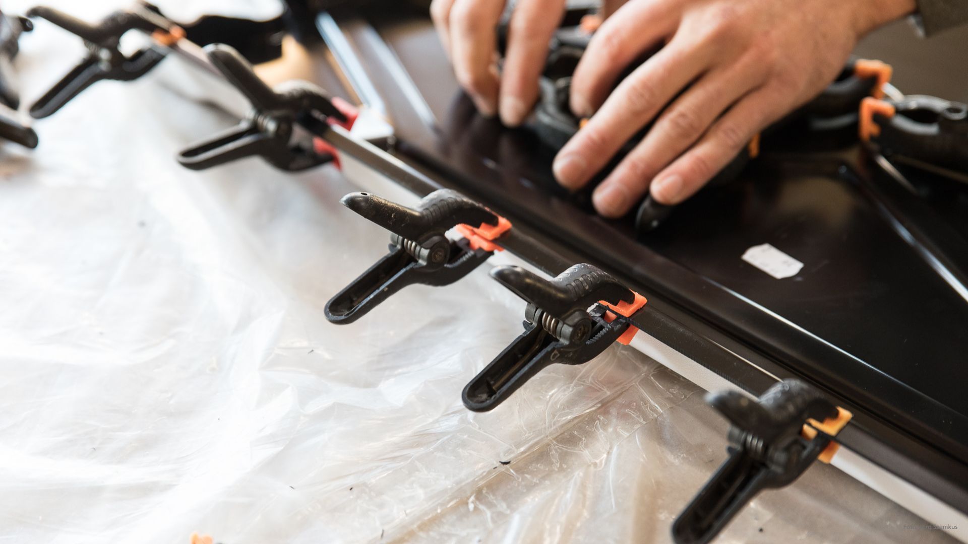 Kleben eines thermogeformten Kunststoffteils mittels Hochleistungsklebstoff zu einer kompletten Baugruppe