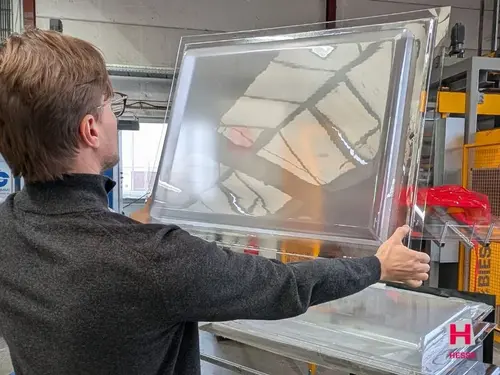 Tiefziehen einer transparenten Kunststoffabdeckung