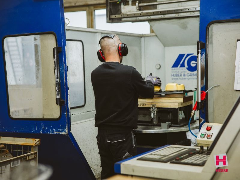Mitarbeiter an der Fräsaufnahme