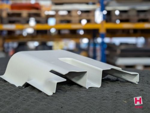 graue Kunststoffverkleidung auf Maß mittels Thermoformung