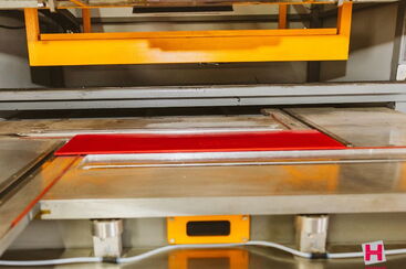 Die Kunststoffplatte auf der Thermoformmaschine bereit für den Tiefziehprozess