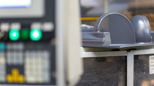 Graue Kunststoffteile nach Thermoformung