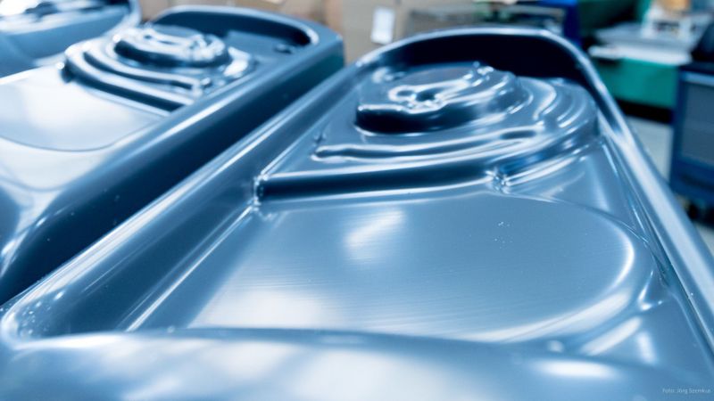 dunkelgraue tiefgezogene Kunststoffteile