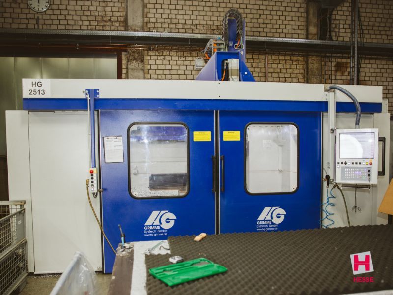 geschlossene blaue CNC Fräsmaschine