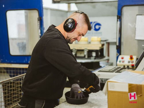 Entgraten eines tiefgezogenen Kunststoffbauteils nach der CNC-Bearbeitung