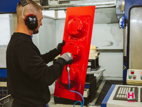 Tiefgezogene Kunststoffteile zur Vorbereitung der präzisen CNC-Nachbearbeitung