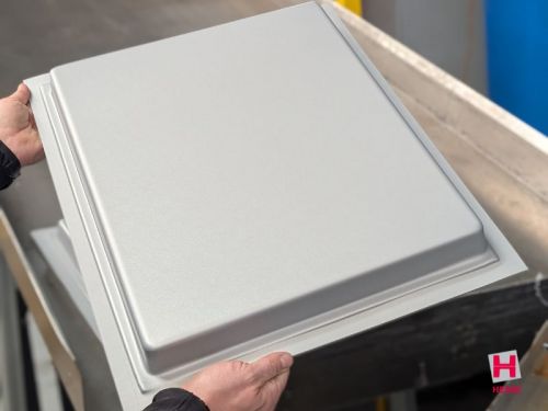 Graue Rückseite einer Abstellplatte aus Kunststoff