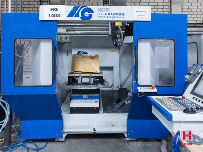 Blaue geöffnete CNC Fräsmaschine mit Fräsaufnahme