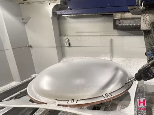 CNC-Bearbeitung eines tiefgezogenen Kunststoffbauteils