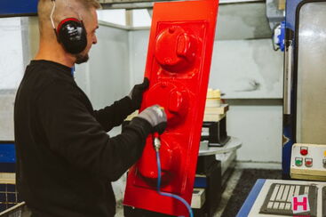 Tiefgezogene Kunststoffteile zur Vorbereitung der präzisen CNC-Nachbearbeitung