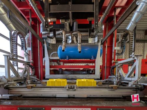 Gelber tiefgezogener Kunststoffdeckel für einen Wasserabscheider in der Maschine