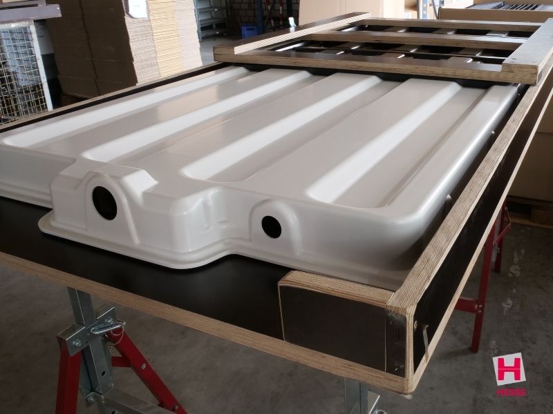 Graues, großes Kunststoffgehäuse