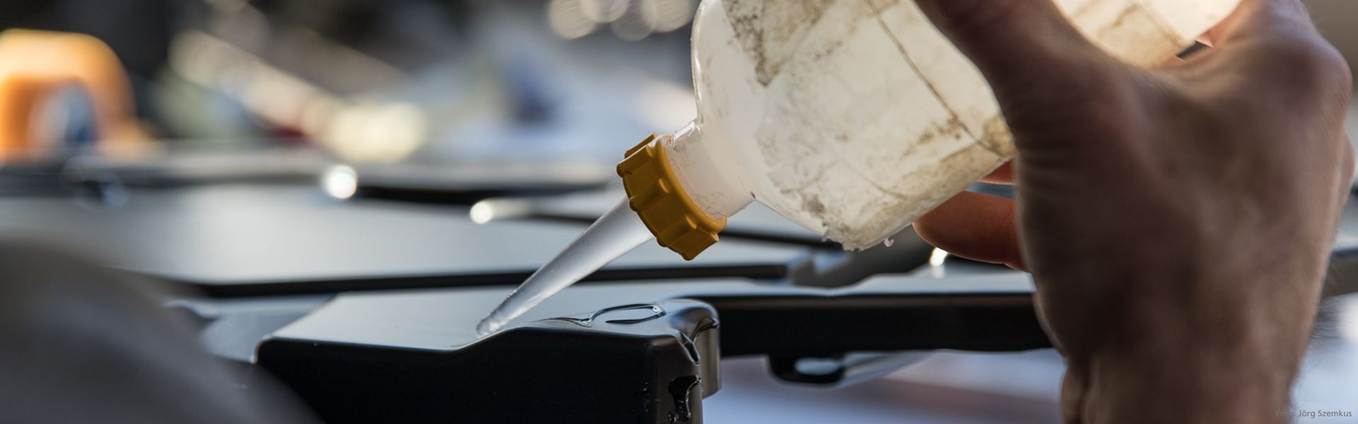 Umfassender Service der Hesse Thermoformung GmbH Zu unseren Service- und Montageleistungen zählt auch das Kleben von Kunststoff