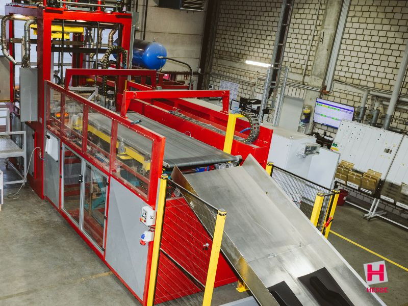 Automatisierte Thermoformmaschine zur Herstellung technischer Kunststoffteile