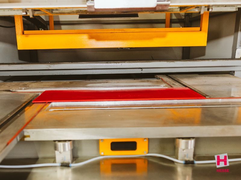 Das Kunststoffhalbzeug in Form einer Kunststoffplatte auf der Thermoformmaschine bereit für den Tiefziehprozess
