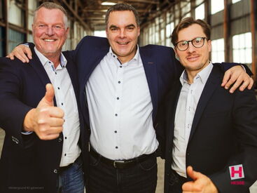 Geschäftsführer Klaus Heuer und die Vertriebsmitarbeiter Udo Schwarzkopf und Sergej Betger bei der Hesse Thermoformung GmbH (v. l. n. r.)