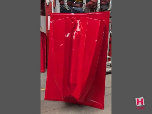 rote thermogeformte Kunststoffabdeckung rechts und links