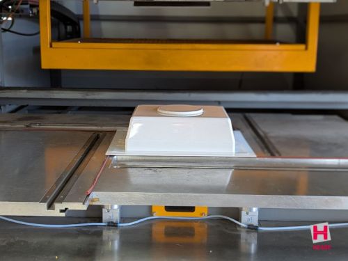 Weiße thermogeformte Kunststoffhaube in der Thermoformmaschine