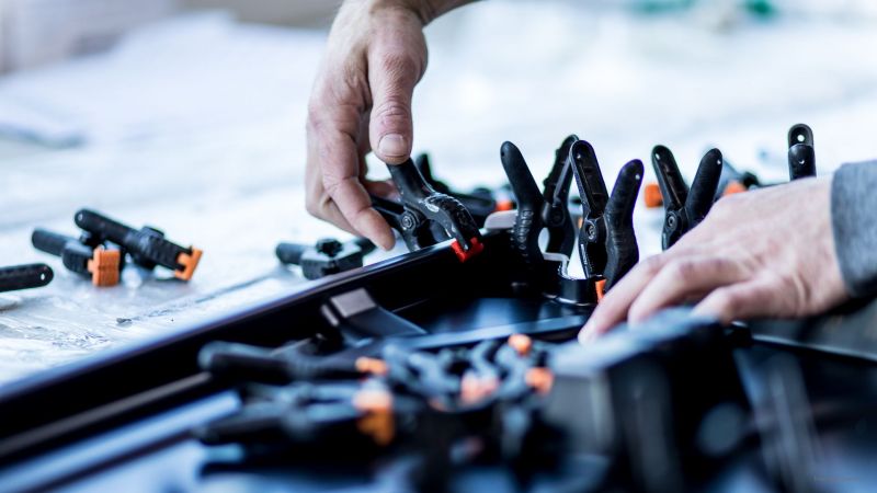 Auch die Montage mittels Kleben und Fixieren gehört zu unserem Leistungsspektrum