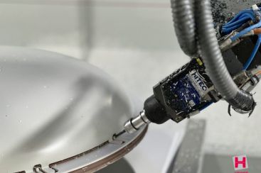 Datailbild Kunststoff Fräsen eines hellgrauen Kunststoffteils