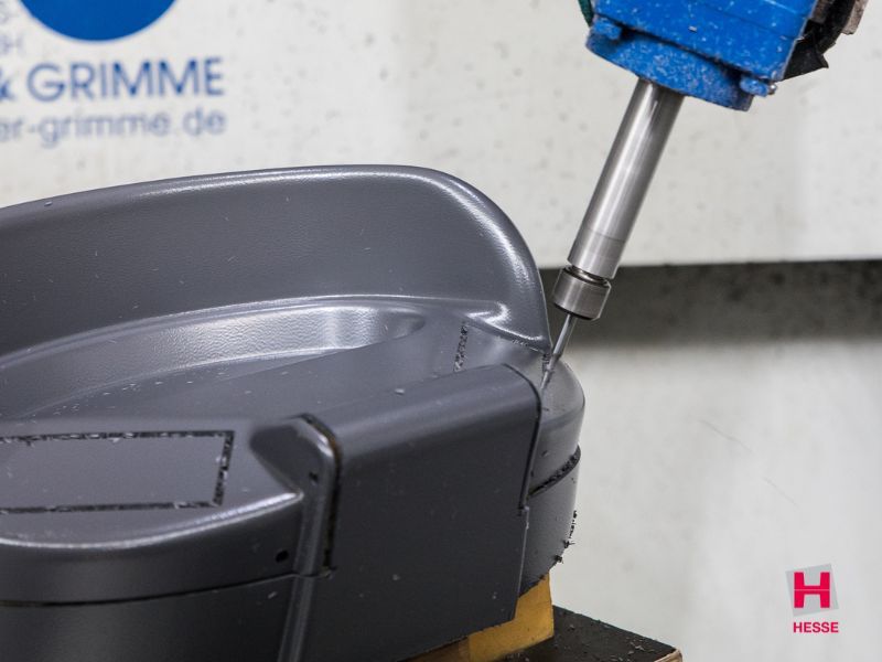 Detailbild Fräser fräst dunkelgraues Kunststoffteil