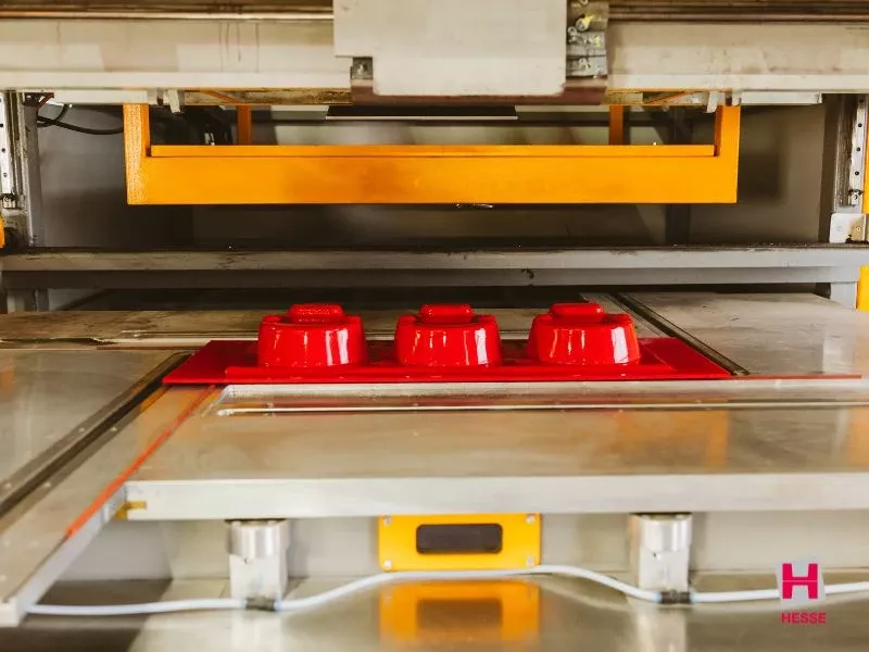 Fertige Thermoformteile nach dem Thermoformprozess auf der Thermoformmaschine
